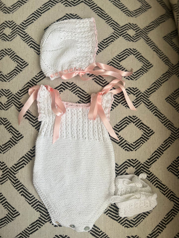 RANITA BLANCA RIBETEADA EN ROSA PUNTO A MANO